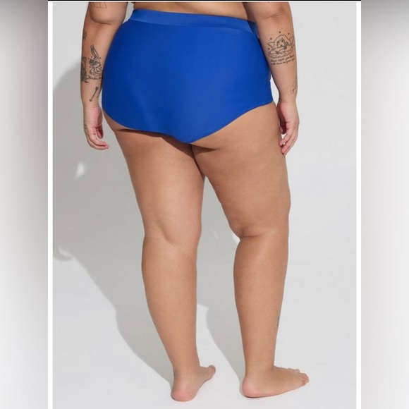 Torrid Wireless Racerback Tankini & Ultra High-Rise Swim Bottom set - Picture 5 of 11